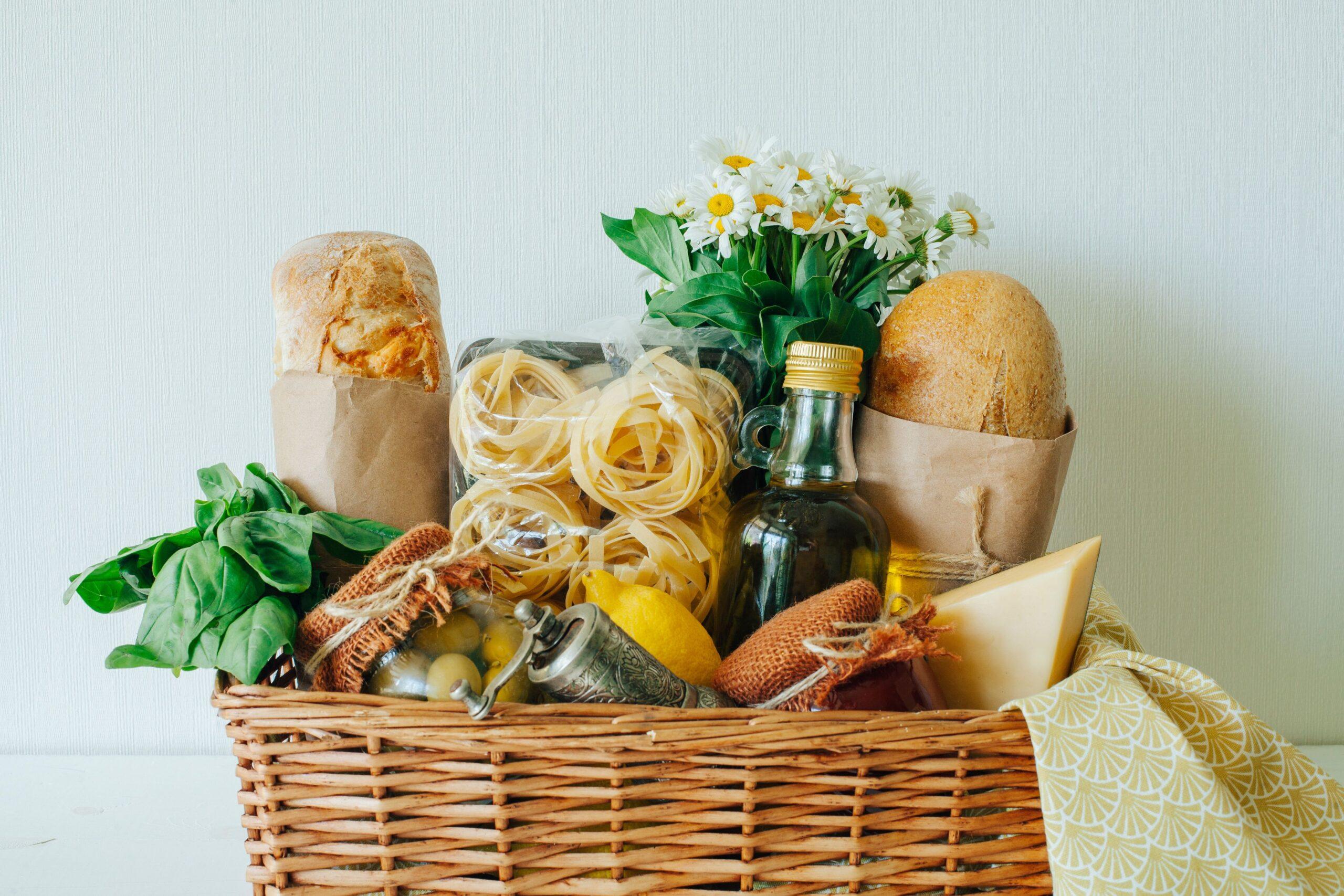 Ein liebevoll zusammengestellter Geschenkkorb mit Lebensmitteln, Blumen und dekorativen Elementen