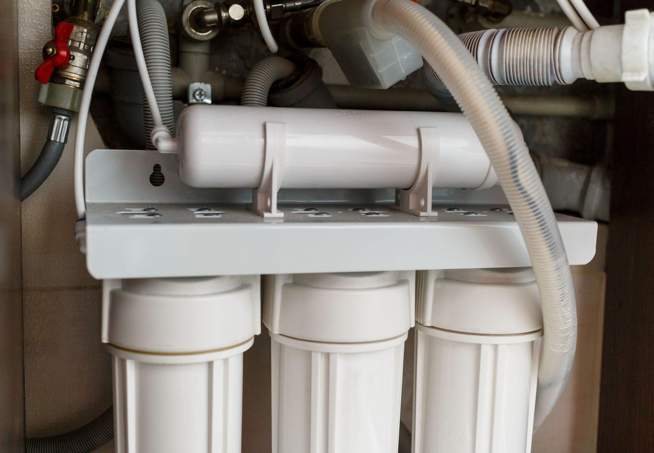 Wasserfilteranlage für Trinkwasser_Anlage_unter_dem_Becken
