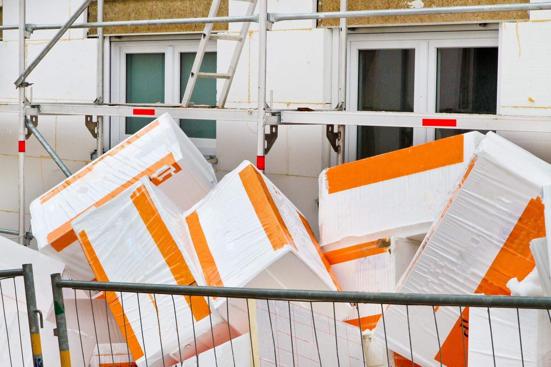 Gestapelte Styroporplatten warten auf die Montage