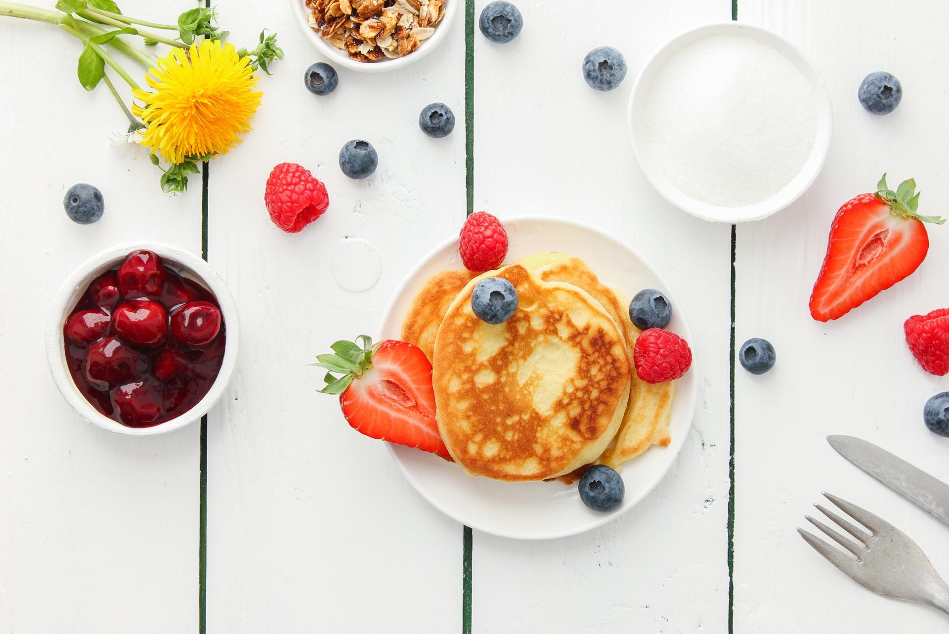 Fruehstueck mit Pancakes und Beeren | amerikanische Lebensmittel

