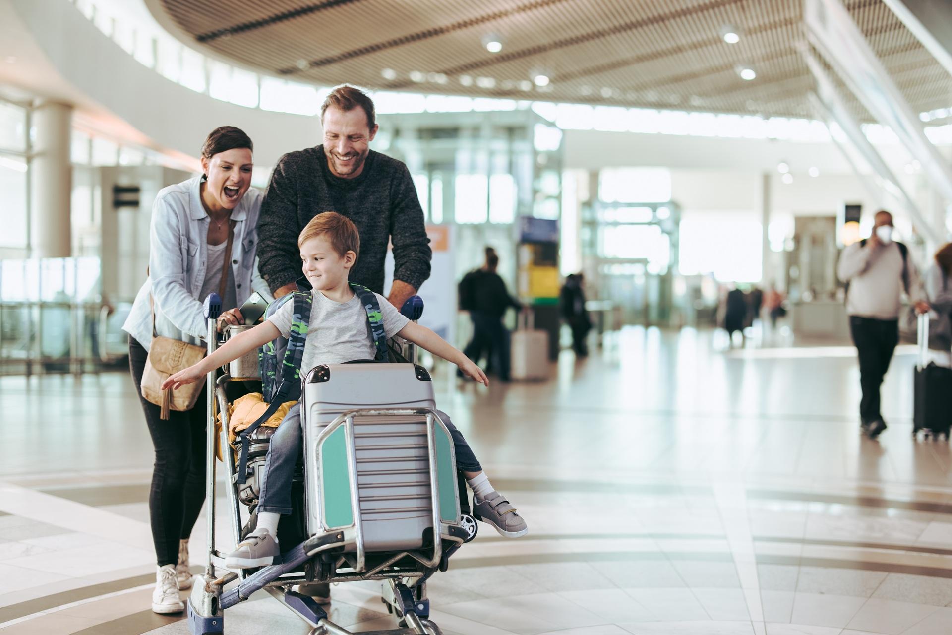 Familie am Abflugterminal | Parken Flughafen Nürnberg