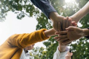 Wer hilft, gewinnt: Was soziale Verantwortung im Alltag bedeutet