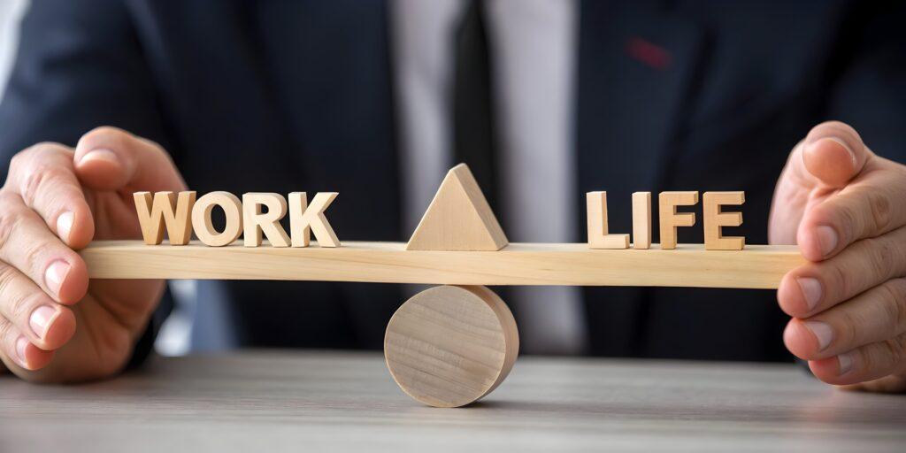 Holzwaage mit Work und Life Schriftzug | Amazon Advertising Agentur