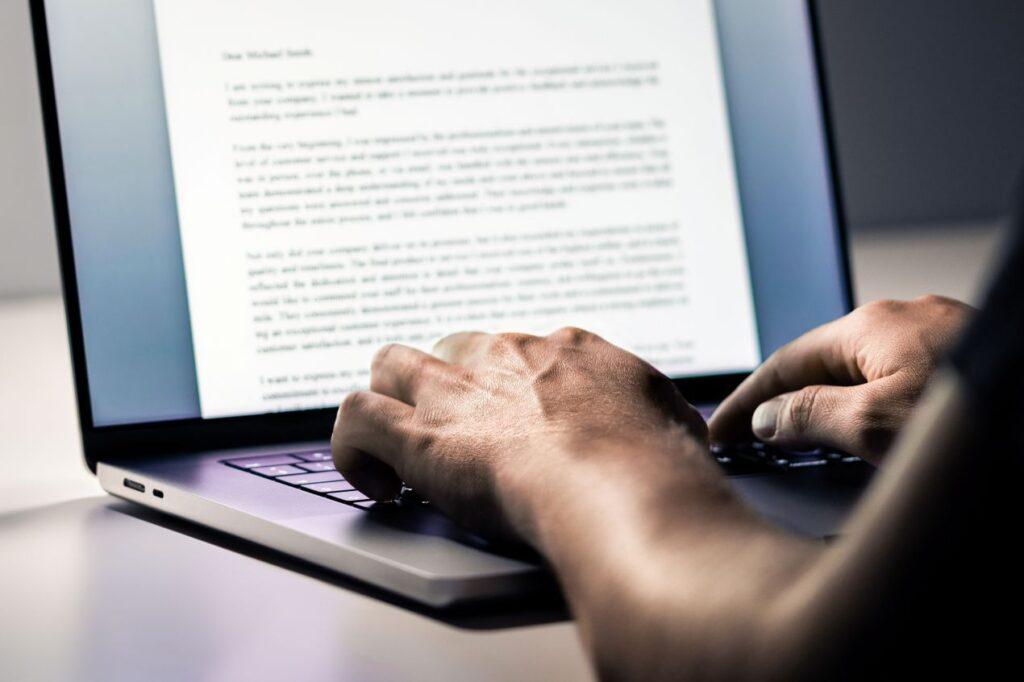 Person schreibt am Laptop einen Text zur späteren Überarbeitung im Lektorat