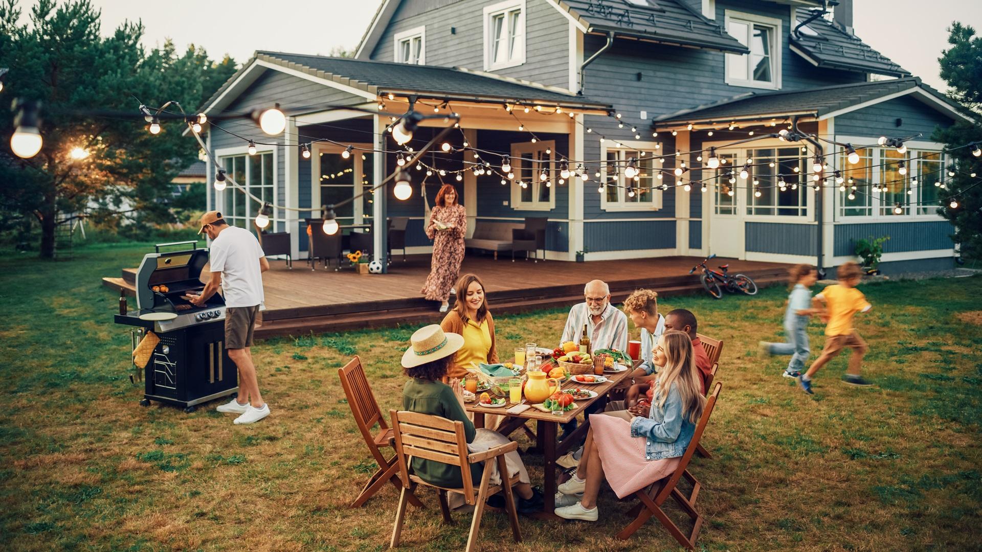 Familienfeier im Garten mit Grill und Lichterketten | Outdoor Küche